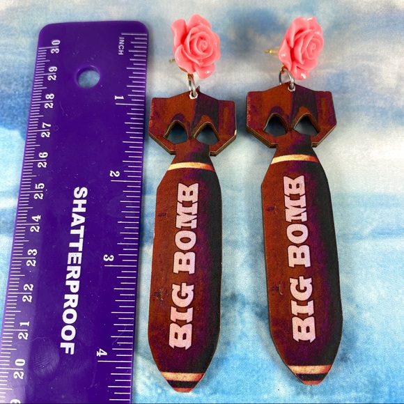 Killer cool big bomb earrings with flower posts - Picture 3 of 3